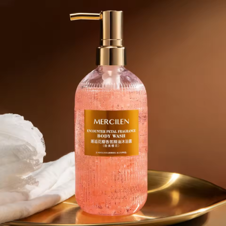 Sabun mandi dengan minyak esensial bunga sakura dan melati, pembersihan mendalam, wangi tahan lama, melembapkan kulit, memberikan pengalaman mandi yang harum.