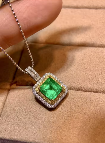 JY2026 Liontin Emas 18K 1.76 Karat Zamrud Hijau Alam