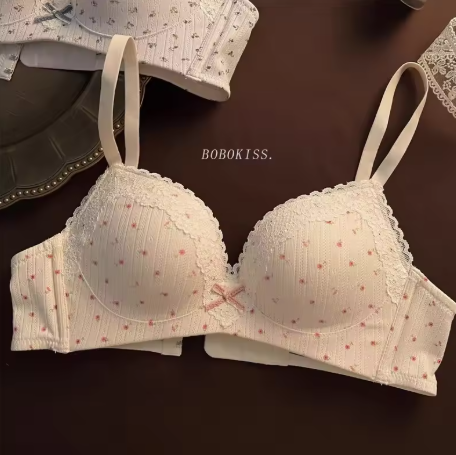 Bra Tanpa Rangka dengan Renda Manis, Dirancang untuk Mengumpulkan dan Menonjolkan Payudara Kecil, Pakaian Dalam Remaja yang Seksi dan Imut.